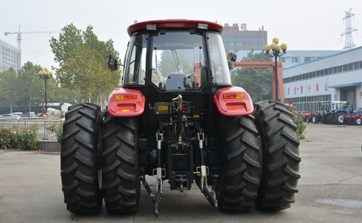 AG百家乐-1804型拖拉机